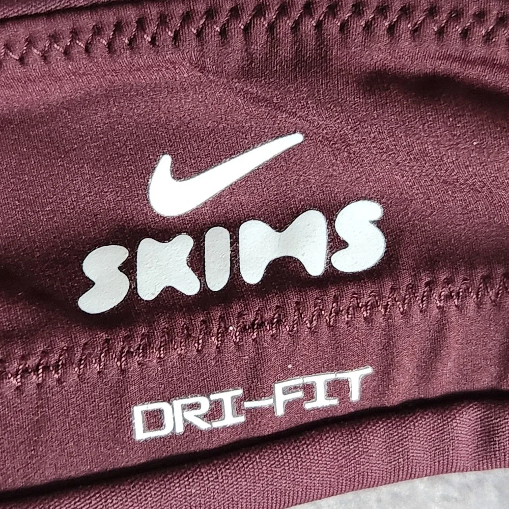New Nike Skims Matte Micro Scoop Bra XS Currant Sports NSKM BRSPT5120-CUR